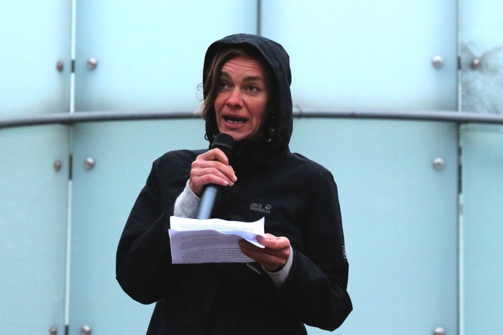 Frau Juliane Nagel (MdL, Die Linke) auf der Demo bei ihrer Ansprache. Foto: L-IZ.de