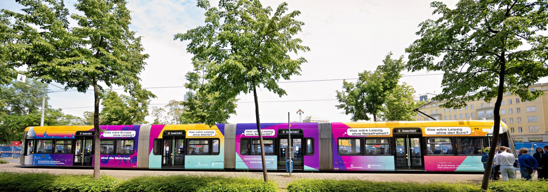 „Was wäre Leipzig ohne …?“-Straßenbahn in voller Länge. Foto: Leipziger Gruppe