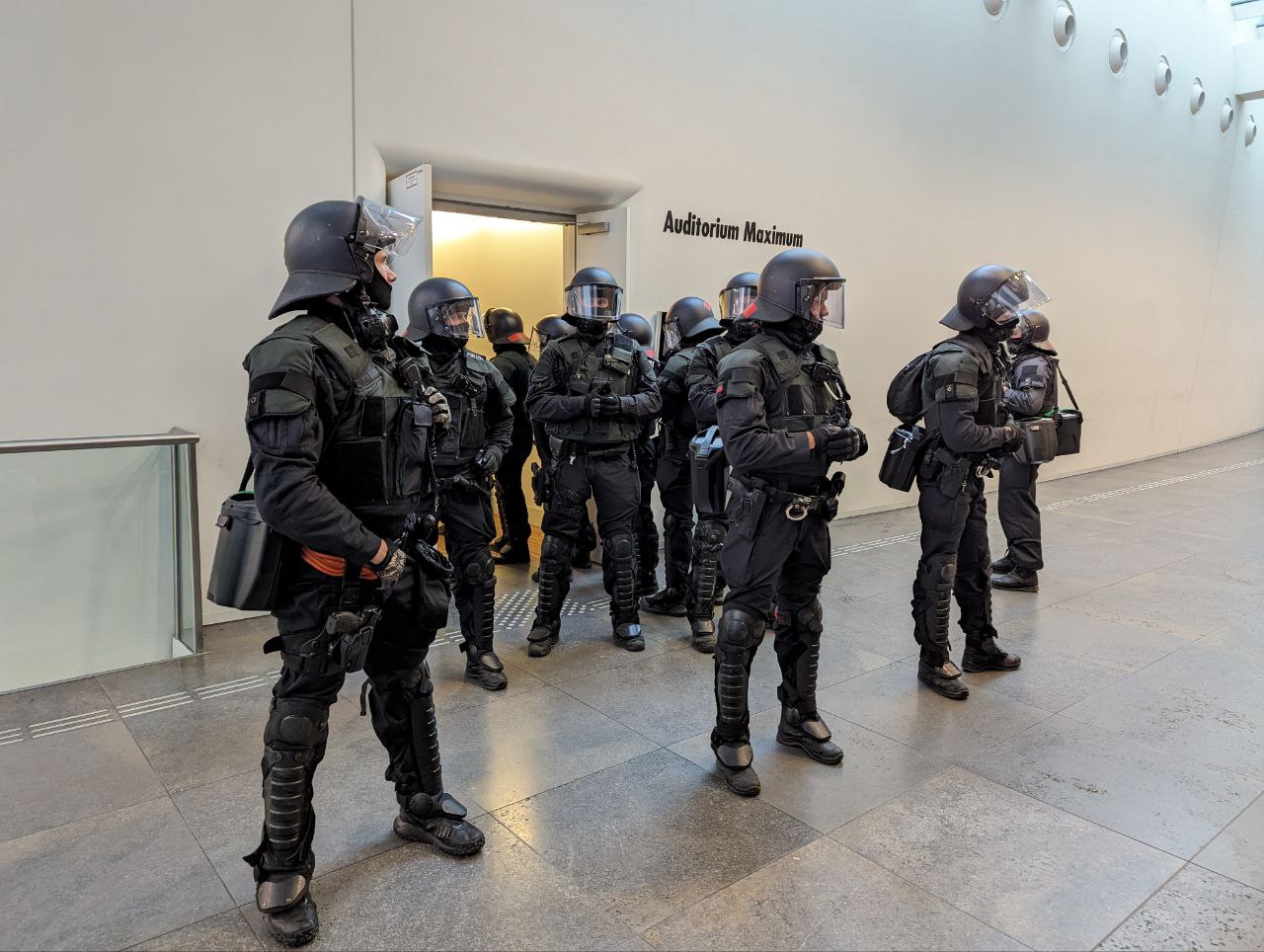 Polizeieinsatz an der Uni. Foto: LZ