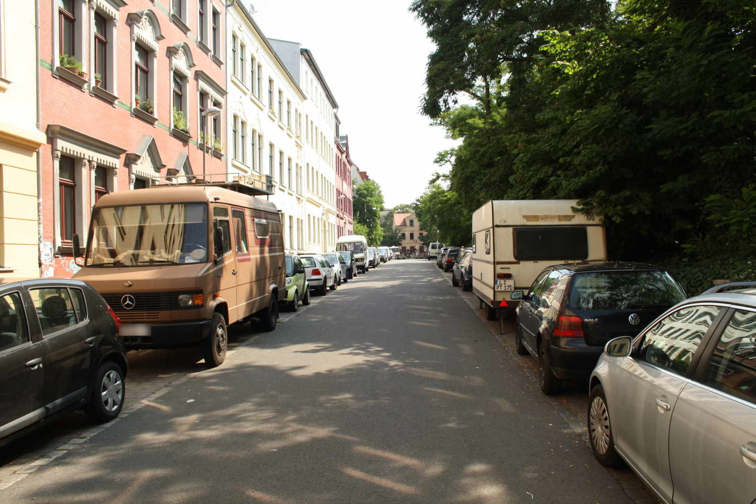 Blick in die Connewitzer Herderstraße. Foto: Ralf Julke