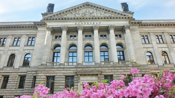 Außenansicht des Bundesrats, im Vordergrund blühen Blumen