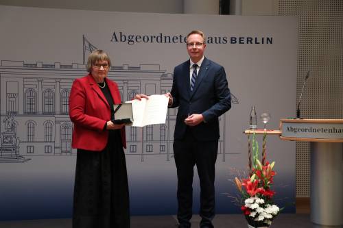 Vizepräsident Dennis Buchner verleiht die Louise-Schroeder-Medaille an die Preisträgerin Susanne Kahl-Passoth