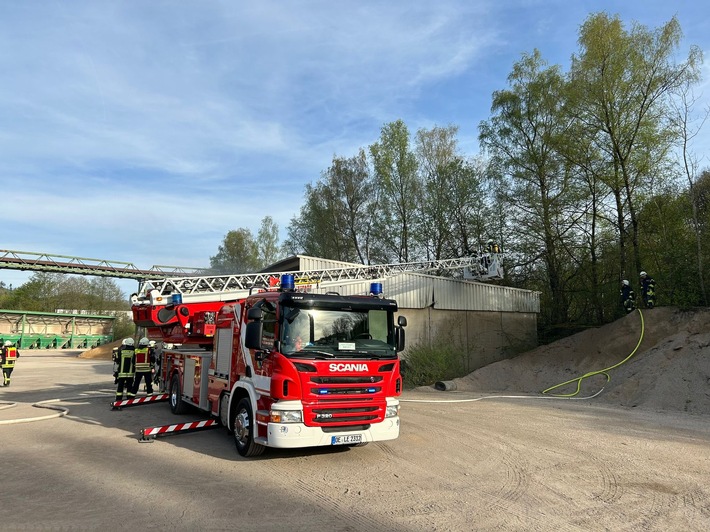 FW-OE: Feuerwehr auf Industriefläche beschäftigt Feuerwehr