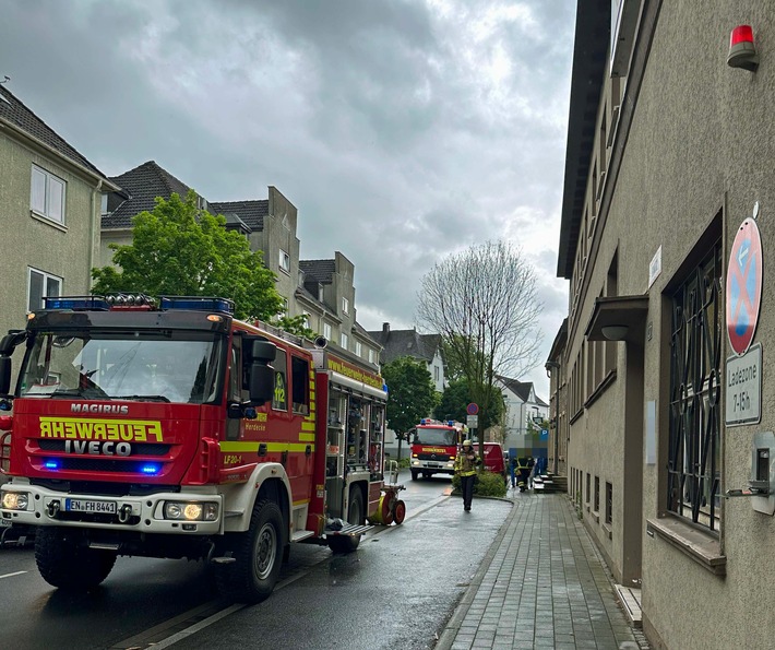 FW-EN: Kleinbrand im Industriebetrieb - Behältnis wurde ins Freie transportiert.