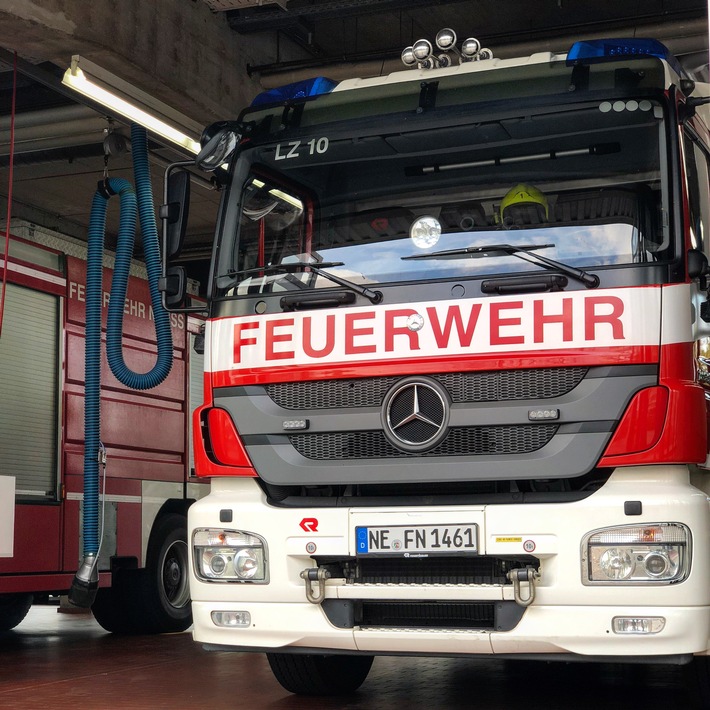 FW-NE: Pferd in Zwangslage | Feuerwehr schneidet den Weg frei