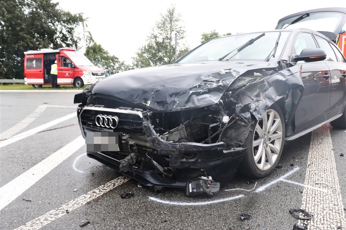 POL-HX: Fünf Verletzte bei Verkehrsunfall - unter den Verletzten befindet sich ein Säugling