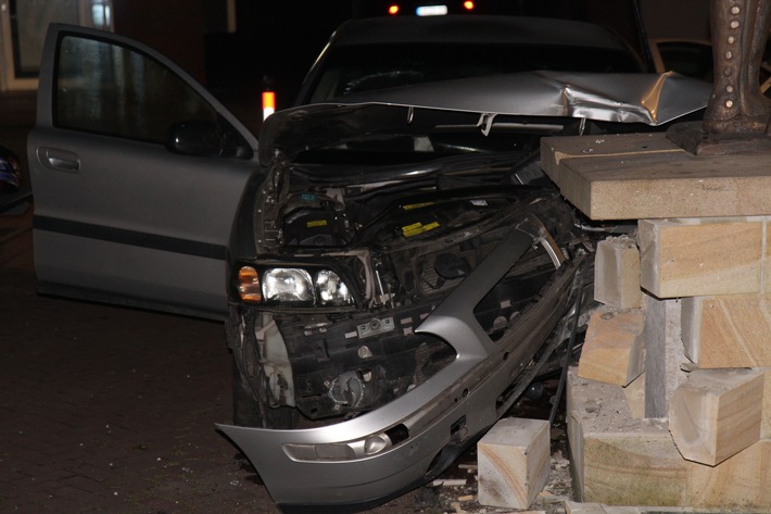 POL-COE: Rosendahl,Osterwick, Hauptstraße/ Auto kollidiert mit Sockel der Kiepenkerl-Statue