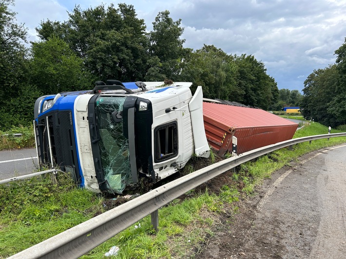 FW Moers: LKW stürzt im Autobahnkreuz Moers auf Seite