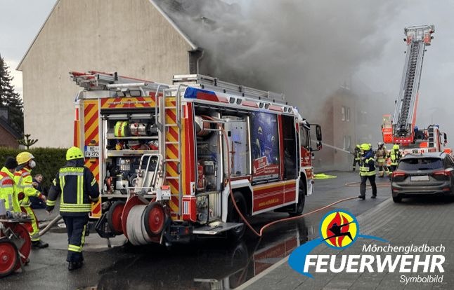 FW-MG: Garagenbrand in einem Hinterhof