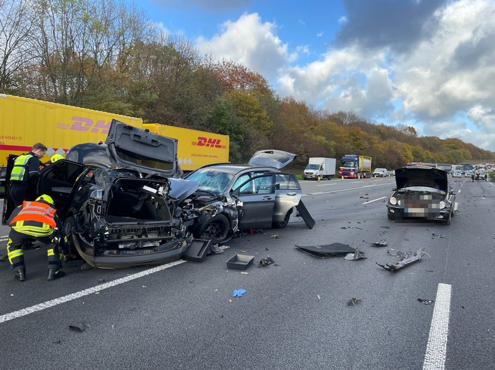 FW-OB: Verkehrsunfall auf der A3 - Feuerwehr befreit Fahrer aus Fahrzeug