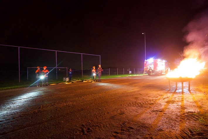 FW Kranenburg: Jahresabschlussübung der Jugendfeuerwehr: Ein gelungener Einsatz mit realistischer Herausforderung