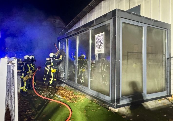 FW-BO: Brand in einem Ausstellungscontainer an der Vierhausstraße