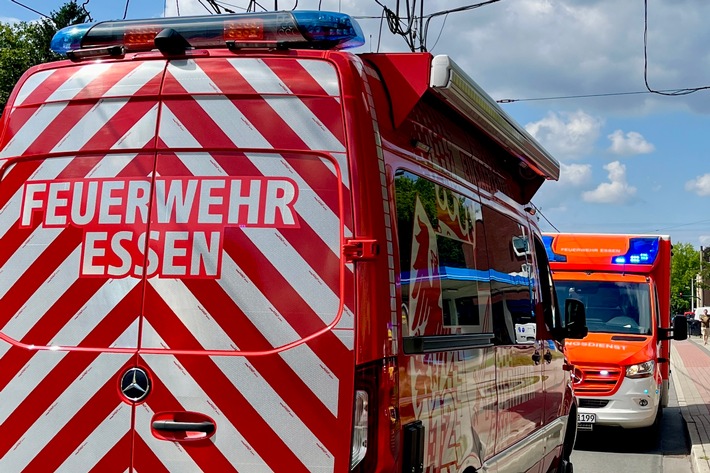 FW-E: Schwerer Verkehrsunfall mit mehreren Verletzten - PKW prallt gegen Hausfassade