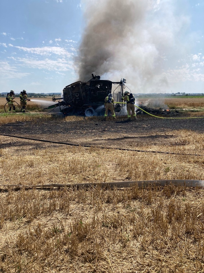 POL-SO: Ballenpresse in Vollbrand