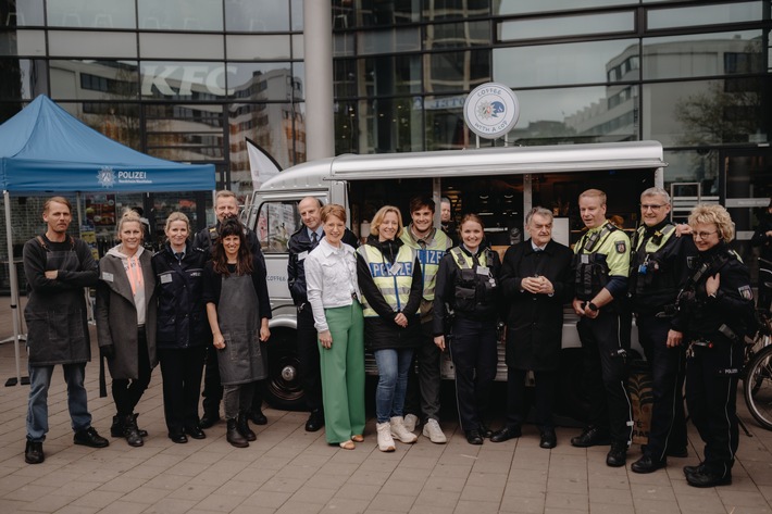 POL-MS: 500 Heißgetränke und 1.000 Gespräche-Innenminister Herbert Reul besucht &quot;Coffee with a cop&quot; am Münsteraner Bahnhof