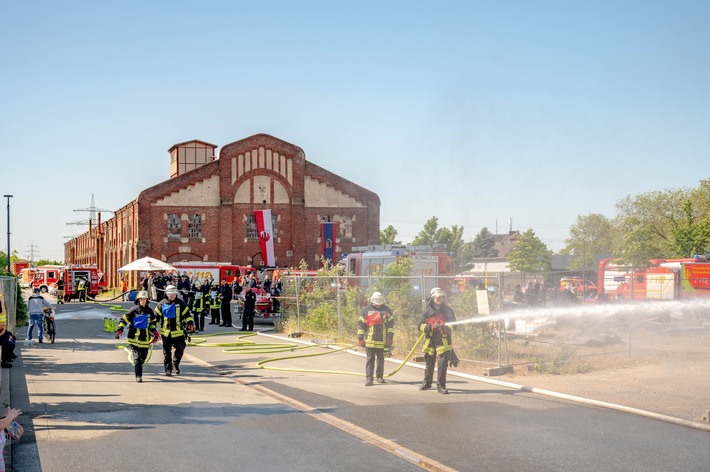 FW Dinslaken: Feuerwehrübungen rund um die Zechenwerkstatt in Lohberg