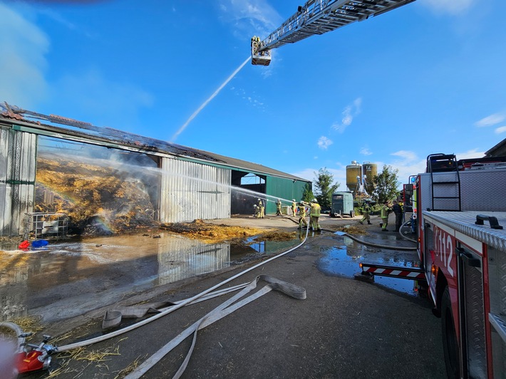 FW-KLE: Brand an einem landwirtschaftlichen Betrieb