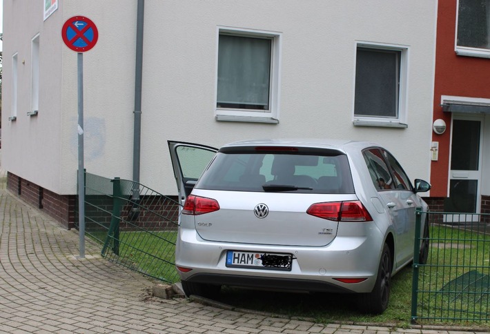 POL-HAM: VW Golf weicht Radfahrer auf dem Großen Sandweg aus, Zaunanlage beschädigt, 4.000 Euro Sachschaden