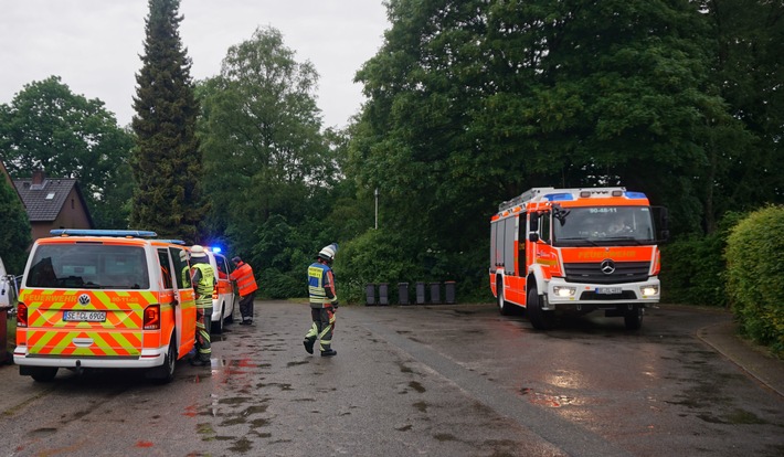 FW Norderstedt: Lerchenwinkel - Technische Hilfeleistung Person im Wasser