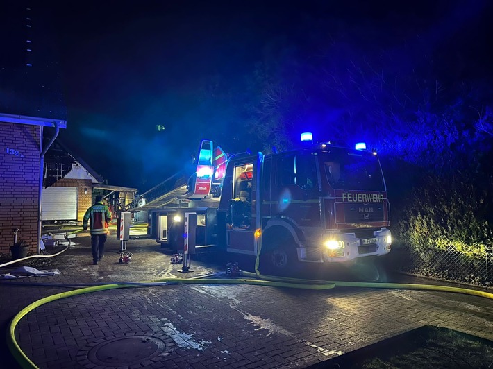 FW Minden: 1 Verletzter Feuerwehrmann bei Löscharbeiten an der Lübbecker Str. in Minden Dützen