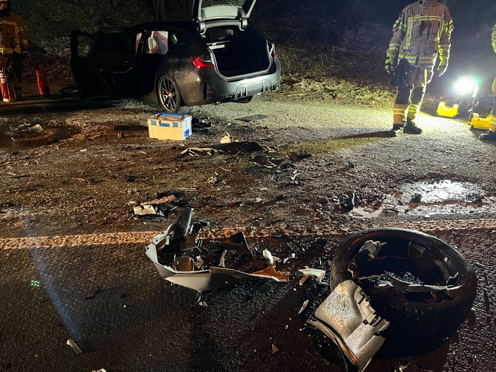 FW Menden: Schwerer Verkehrsunfall in Oberrödinghausen - Drohne verhindert Landung des Rettungshubschraubers