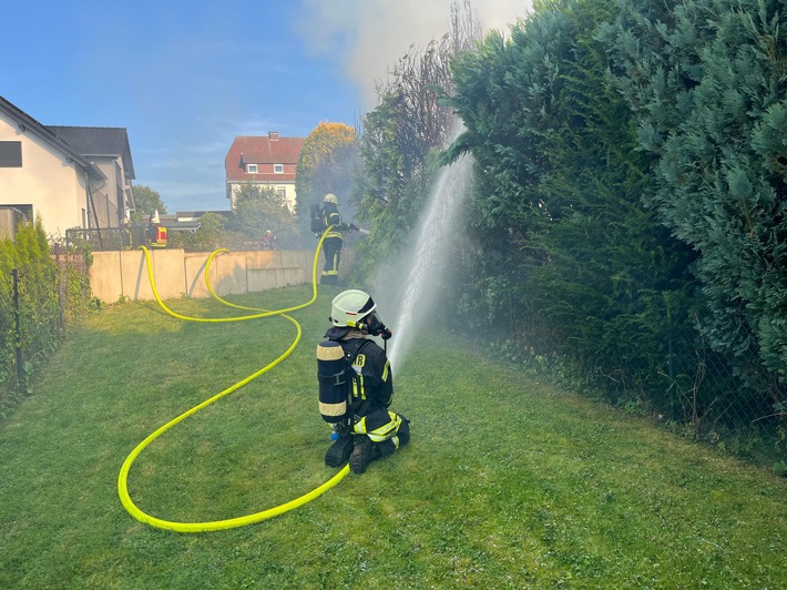 FW-OE: Feuerwehreinsatz in Lennestadt-Grevenbrück - Gartenhütte brennt in voller Ausdehnung