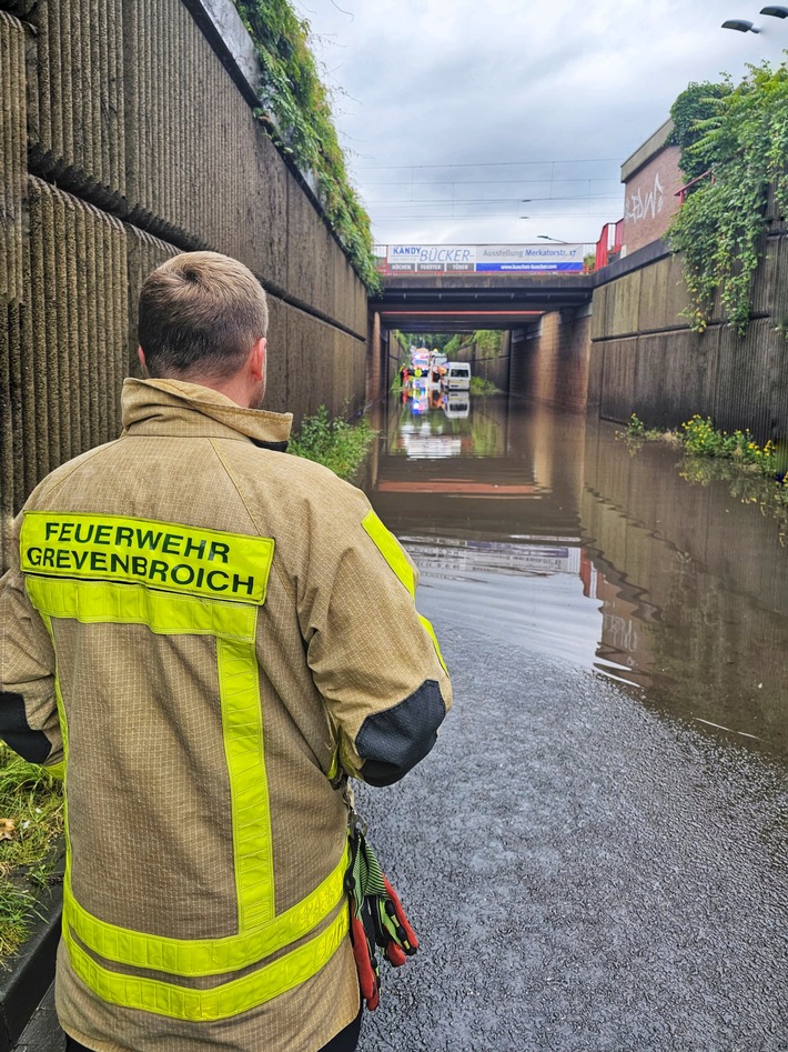 FW Grevenbroich: Überflutungen nach Starkregen in Grevenbroich / Personen in PKW vom Wasser eingeschlossen / Überörtliche Hilfe im Einsatz