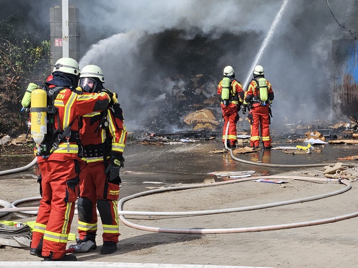 FW Düren: Feuer in Entsorgungsbetrieb