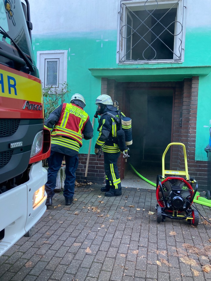 FW-EN: Zwei Verletzte nach Kellerbrand in Hattingen