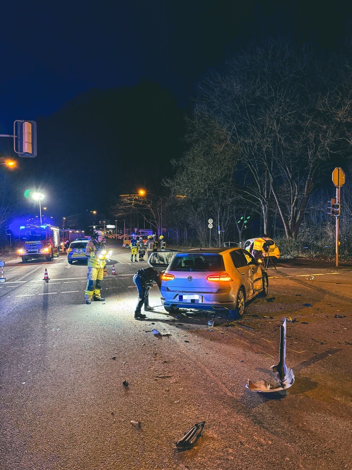 FW-DT: Verkehrsunfall mit drei verletzten Personen