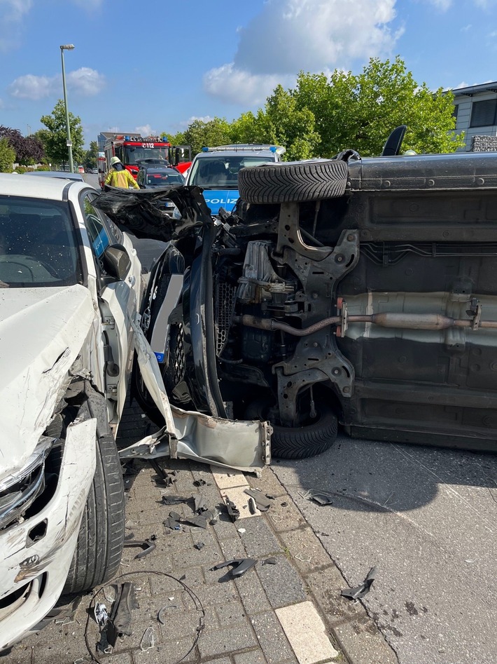 POL-DU: Erheblicher Sachschaden und eine leichtverletzte Person bei schwerem Verkehrsunfall