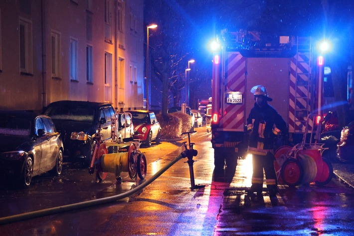 FW-E: Nächtlicher Wohnungsbrand in einem Mehrfamilienhaus - Treppenraum verraucht