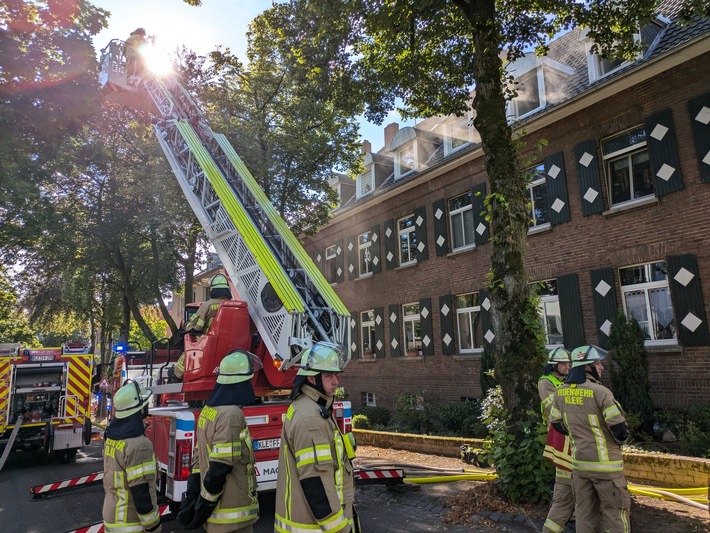 FW-KLE: Zimmerbrand in Dachgeschosswohnung