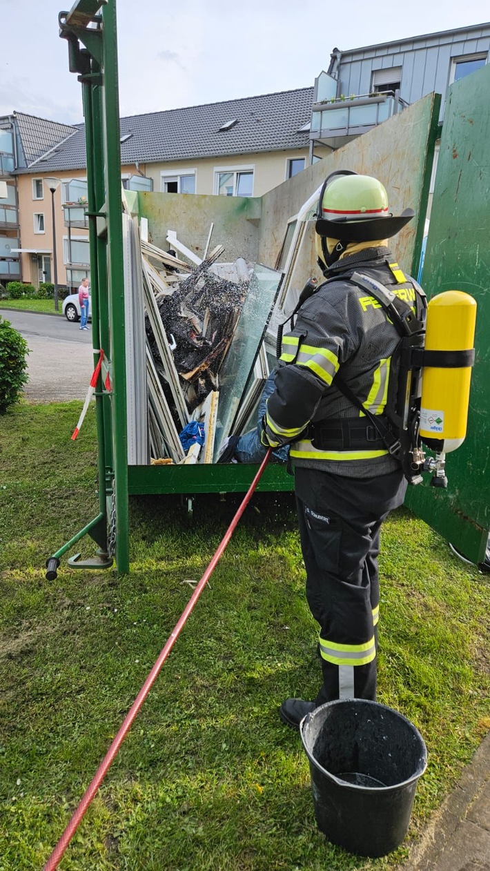 FW-WRN: Containerbrand am Taubenweg