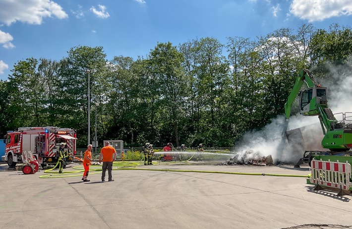 FW-BO: Großcontainer brennt auf dem Gelände des EKO City Center in Stahlhausen