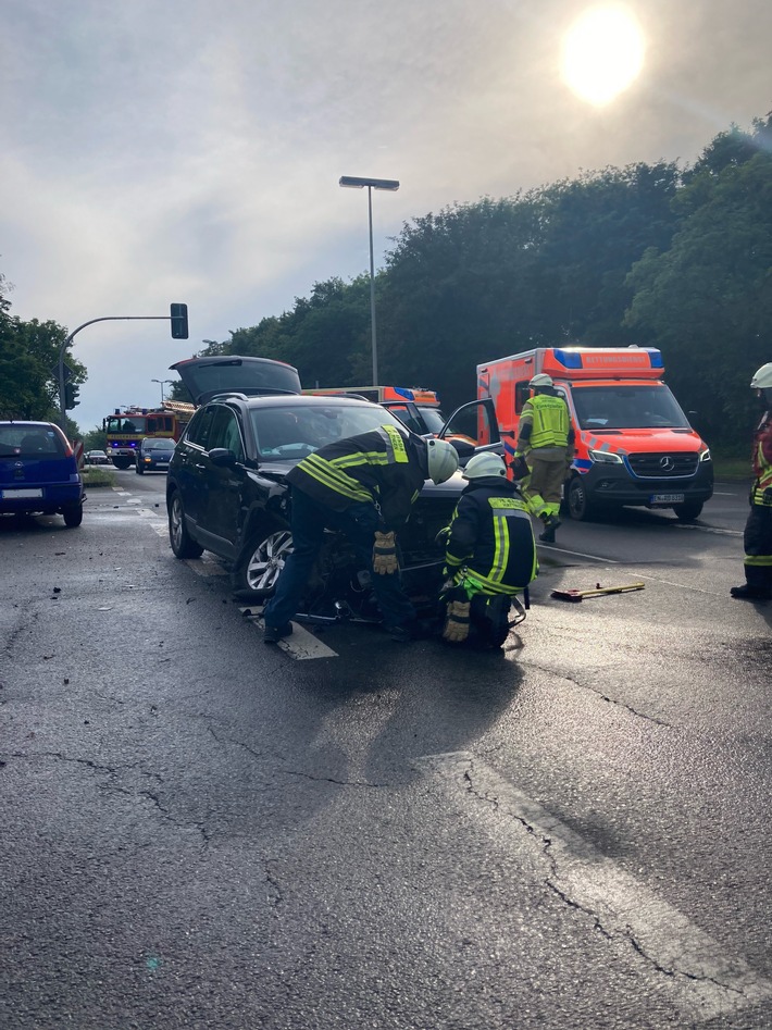 FW-EN: Verkehrsunfall mit drei Verletzten