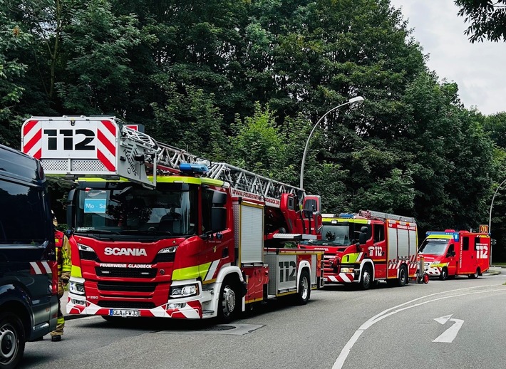 FW-GLA: Gasaustritt auf Supermarktparkplatz in Gladbeck