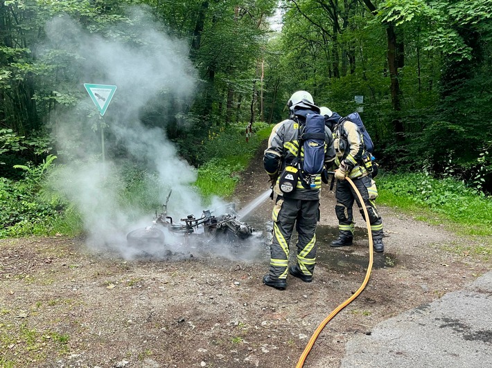 FW Hünxe: Brennender Motorroller im Wald