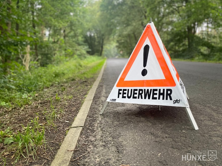 FW Hünxe: Baum auf Fahrbahn gestürzt