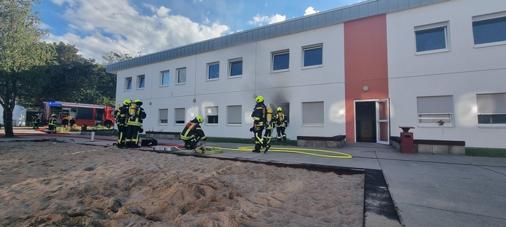 FW-OB: Brand in Flüchtlingsunterkunft an der Duisburger Straße schnell unter Kontrolle gebracht