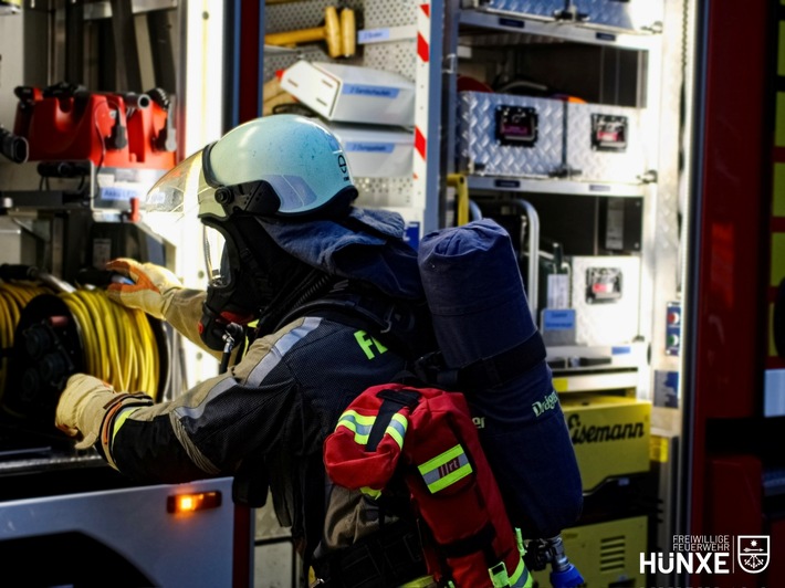 FW Hünxe: Rauchentwicklung aus Keller - Rauchmelder alarmiert Anwohner