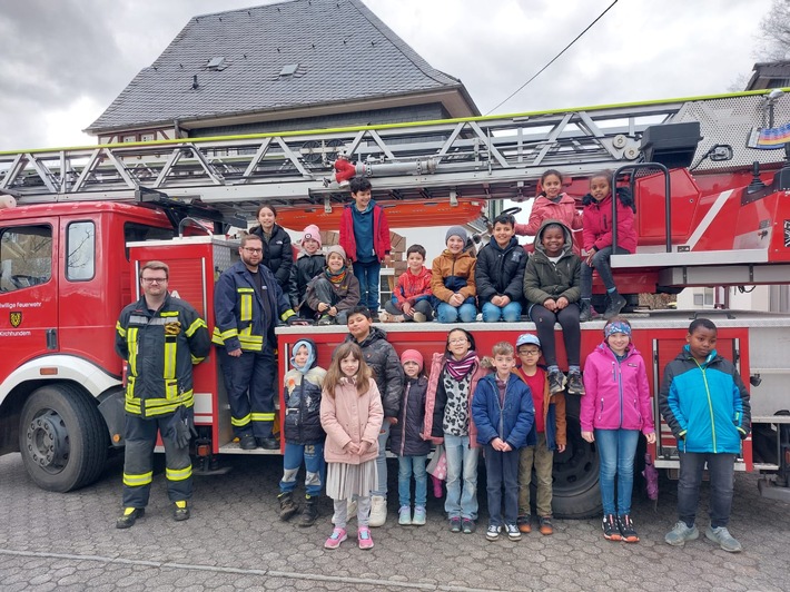 FW-OE: Grundschüler zu Gast bei der Feuerwehr