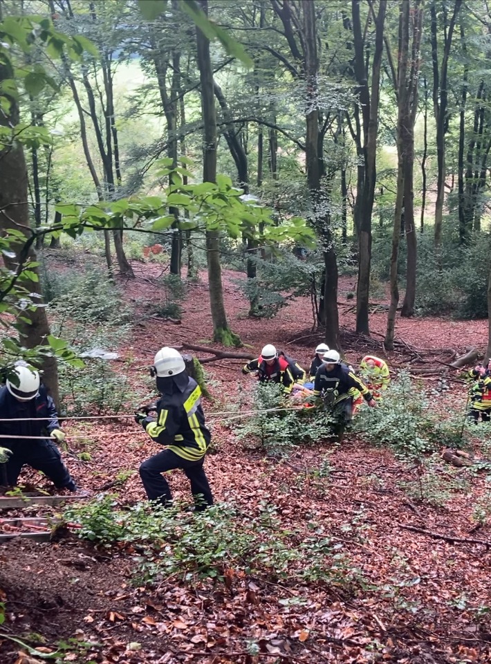 FW-EN: Aufwändiger Rettungseinsatz nach Treckerunfall im Wald