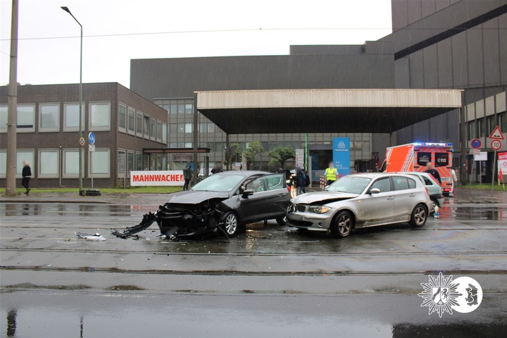 POL-DU: Bruckhausen/Hochemmerich: Beim Abbiegen übersehen - Insassen kamen leicht verletzt davon