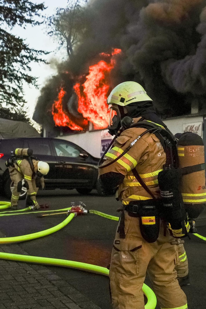 FW-GL: Brand in einer Gewerbehalle in Bergisch Gladbach-Frankenforst