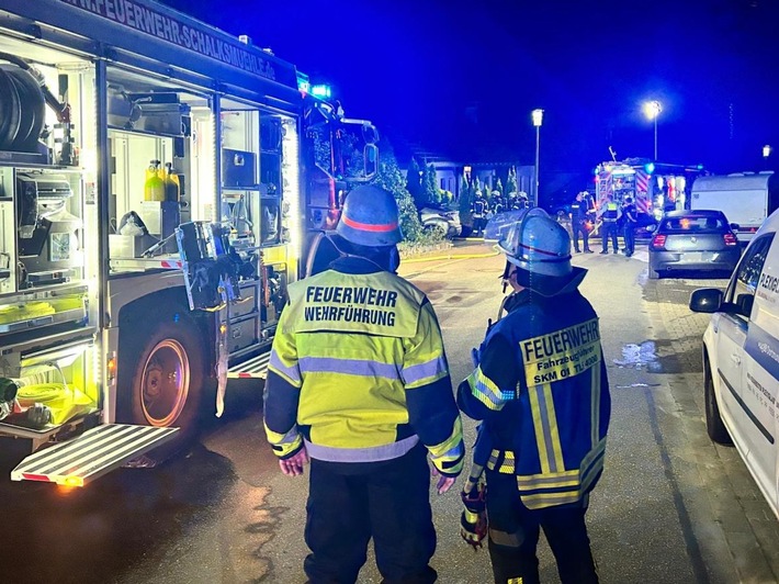 FW Schalksmühle: Terrasse in Vollbrand - Feuerwehr verhindert Übergreifen aus Wohnhaus