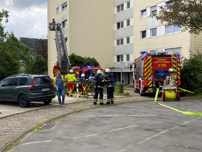 FW-PL: Gemeldete Rauchentwicklung in hohem Wohngebäude