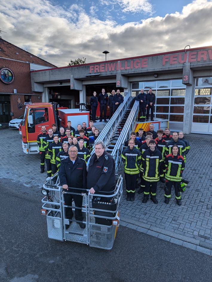 Feuerwehr Kalkar: Ausbildung erfolgreich bestanden - 30 Kameradinnen und Kameraden bestehen den ersten Teil der Grundausbildung