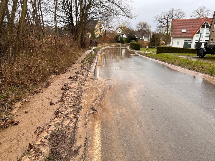 FW Lage: Mehrere Ölspuren und eine überschwemmte Straße beschäftigen die Feuerwehr Lage am Montag