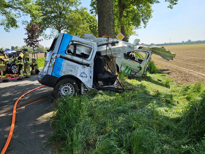 FW-KLE: Zwei Personen aus auseinander gerissenen Transporter gerettet